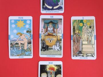 Reading tarot